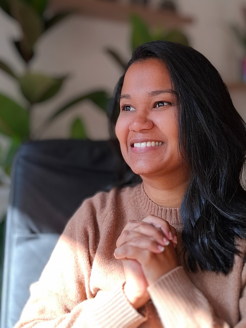Mariset, native Spanish teacher online, smiling during a video lesson.